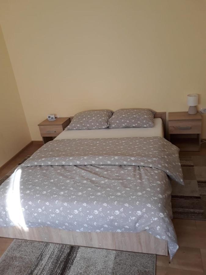 Apartament Andreas Apartment Арад Екстериор снимка